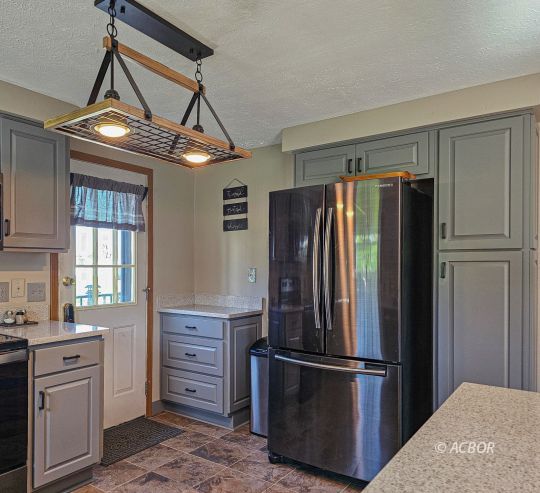 48 Lincoln Pike