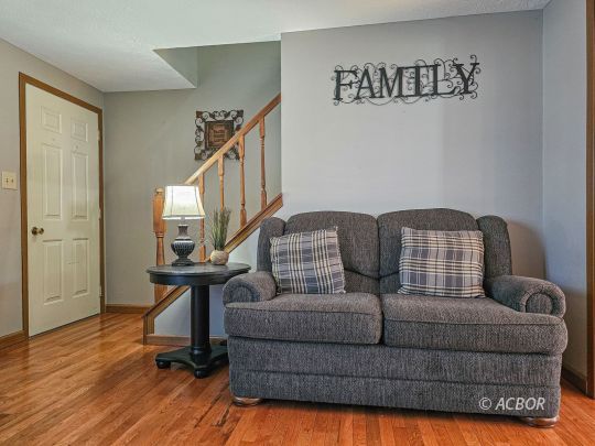 48 Lincoln Pike
