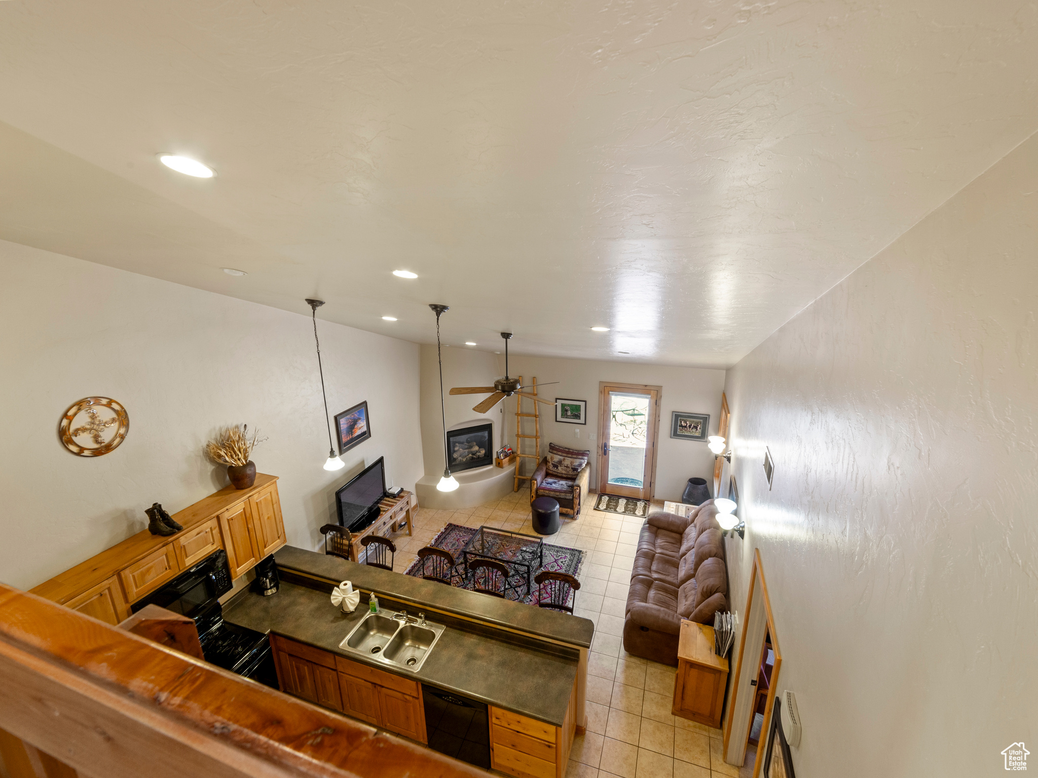 2 DESERT WIND DR #2