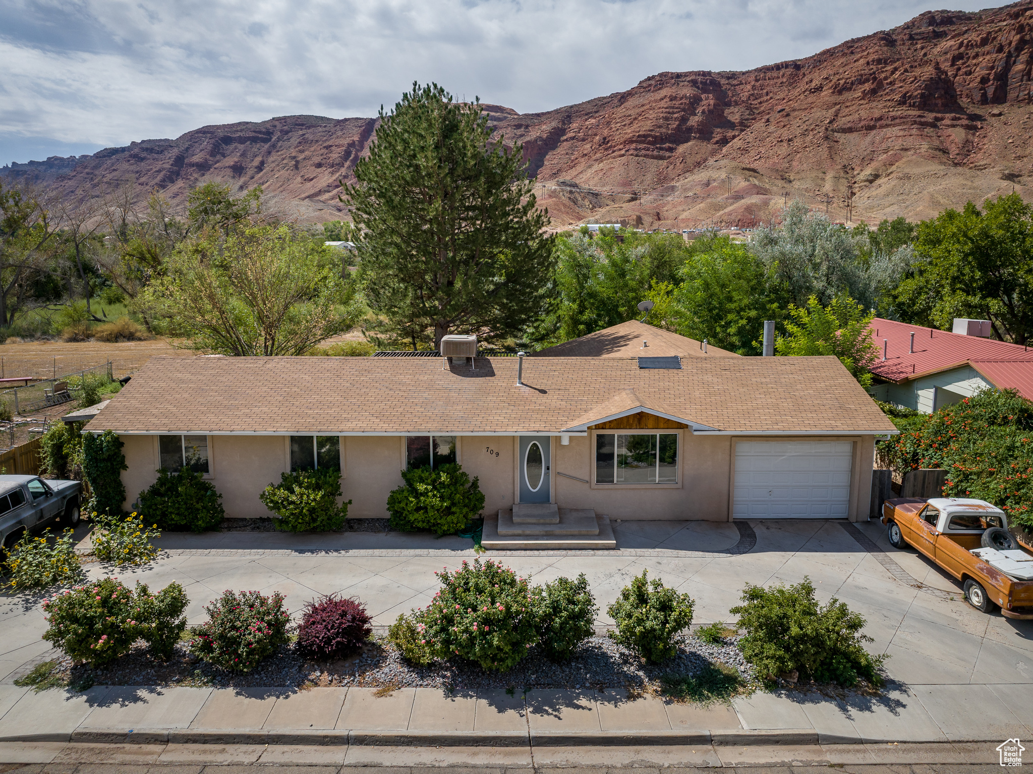 709 W BARTLETT CIR