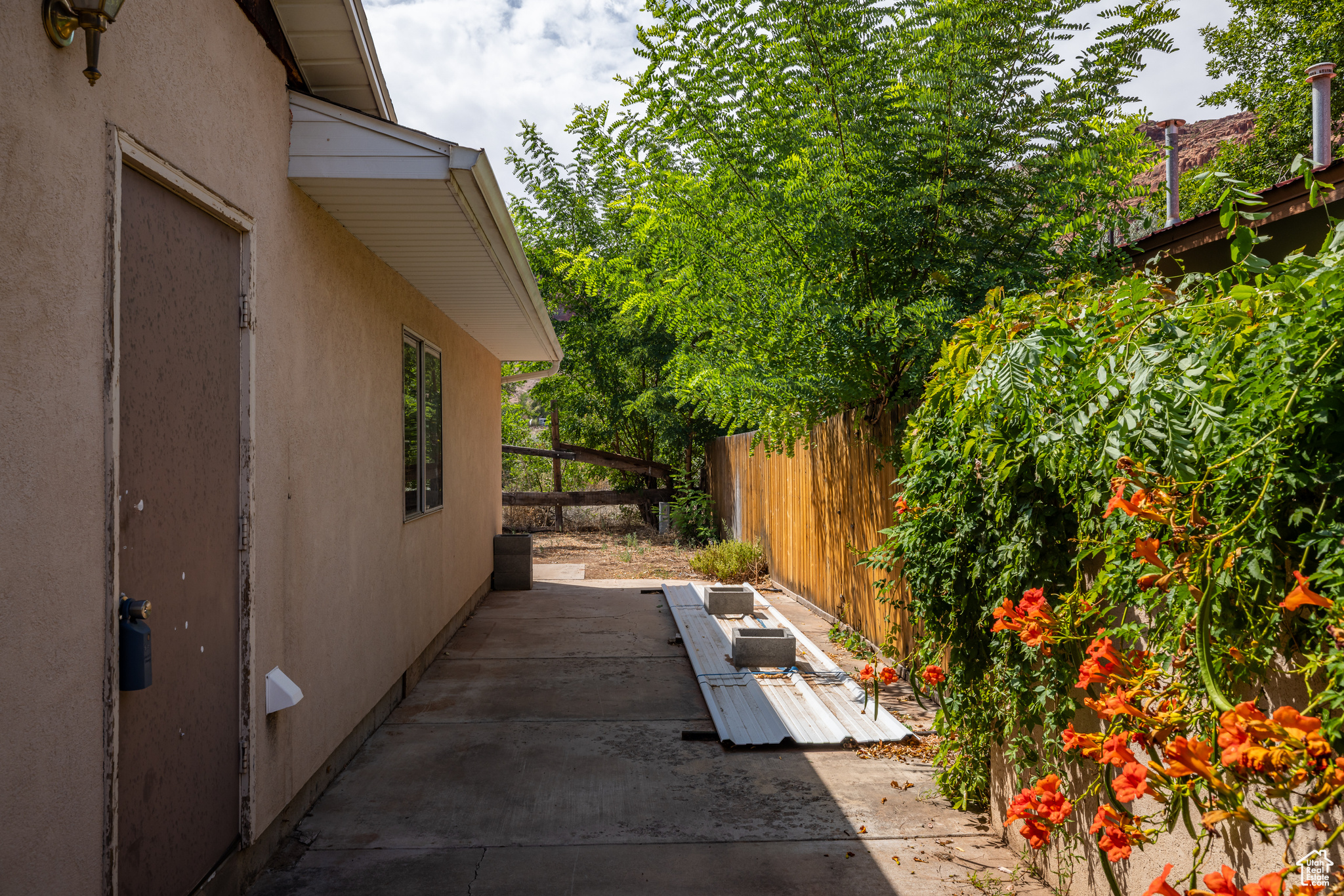 709 W BARTLETT CIR