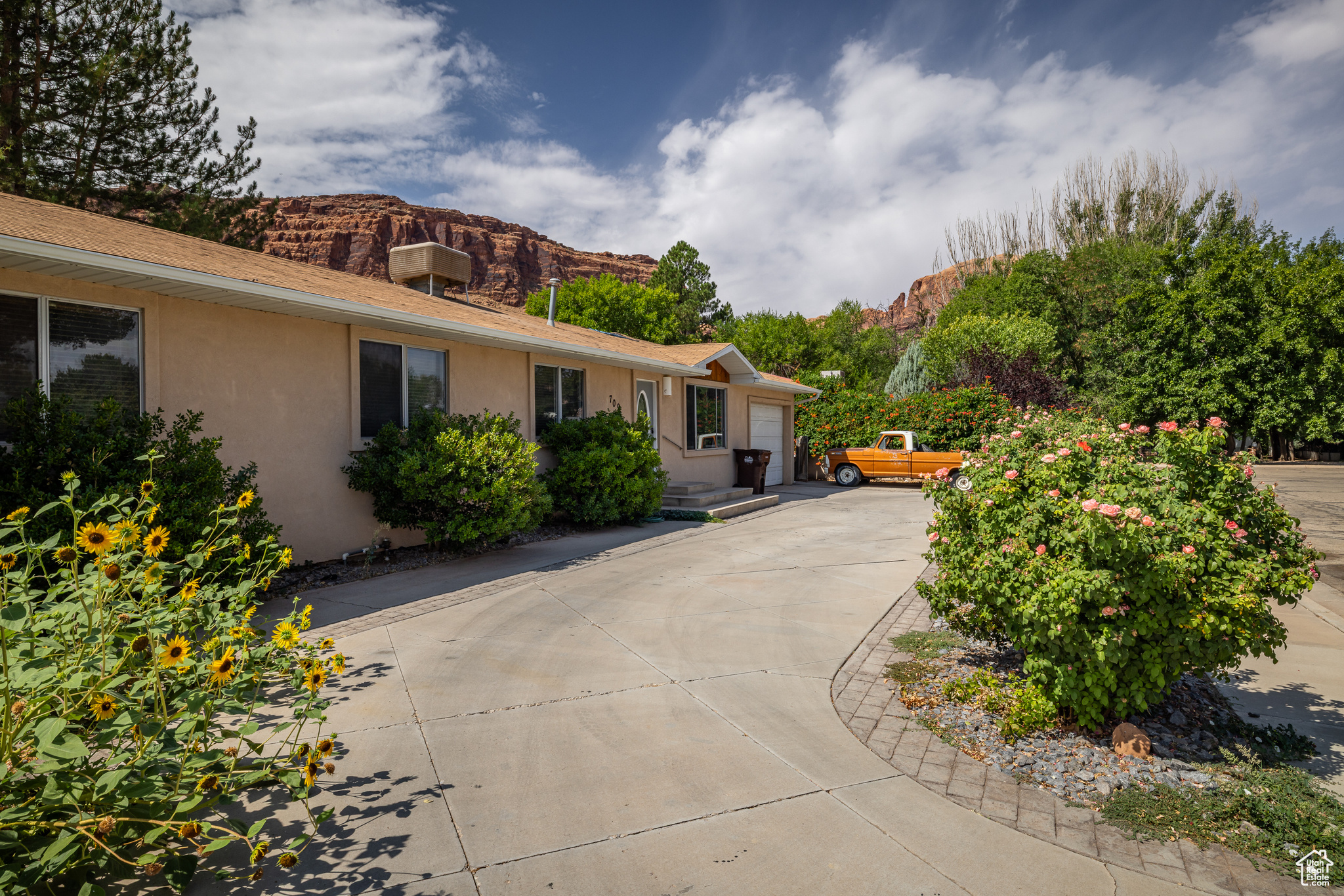 709 W BARTLETT CIR