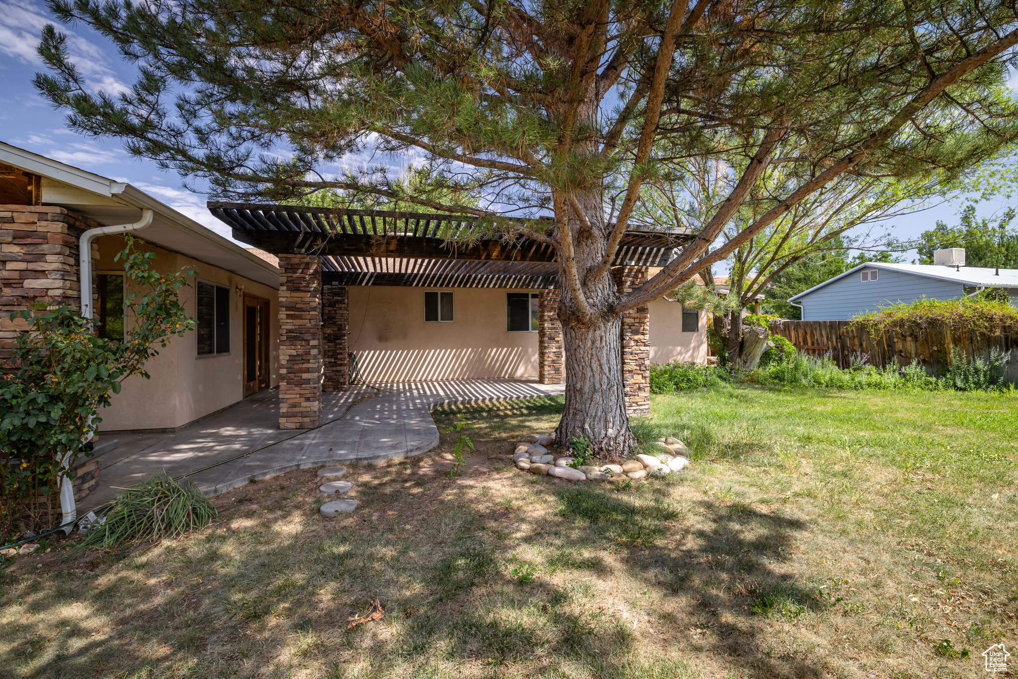 709 W BARTLETT CIR