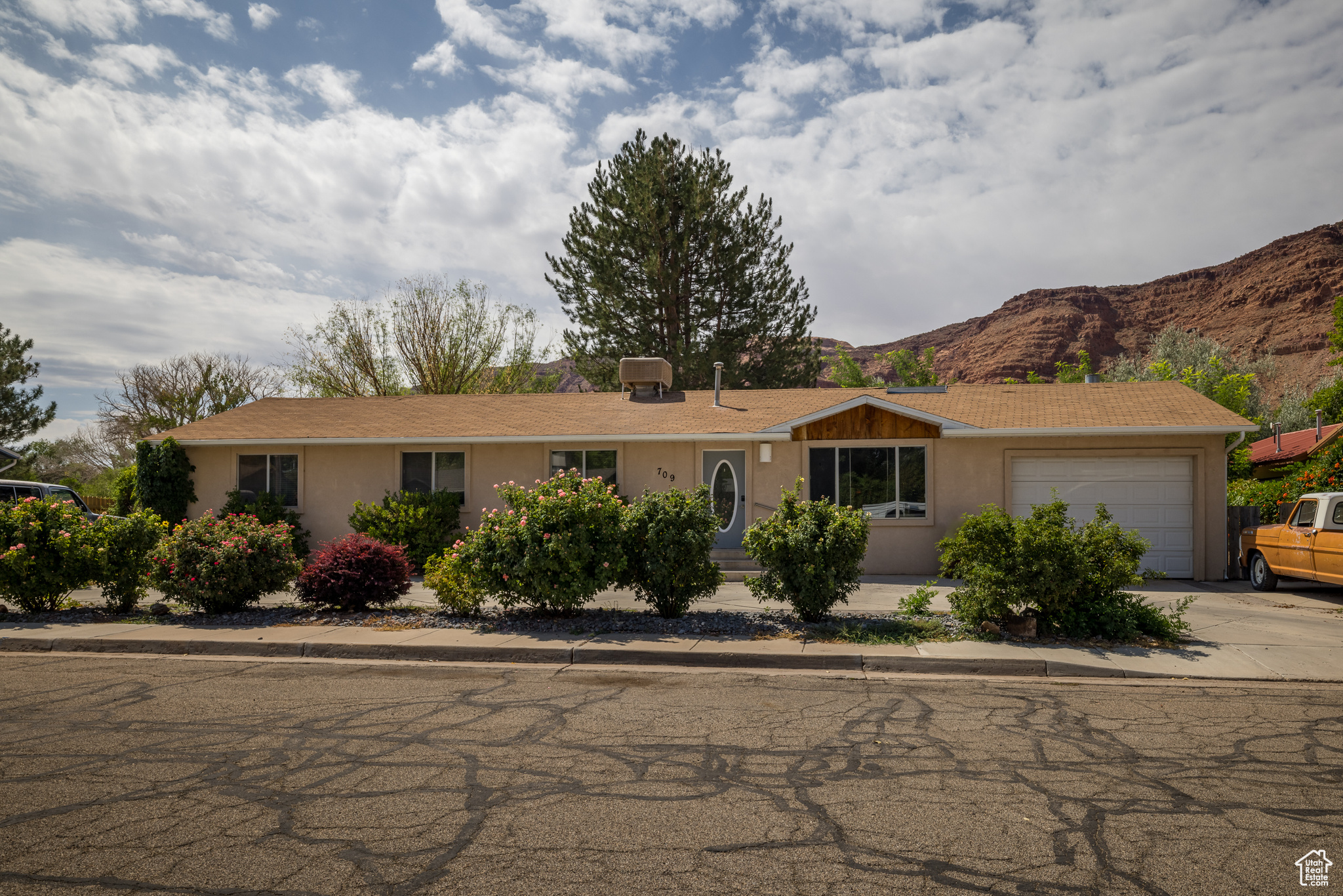 709 W BARTLETT CIR