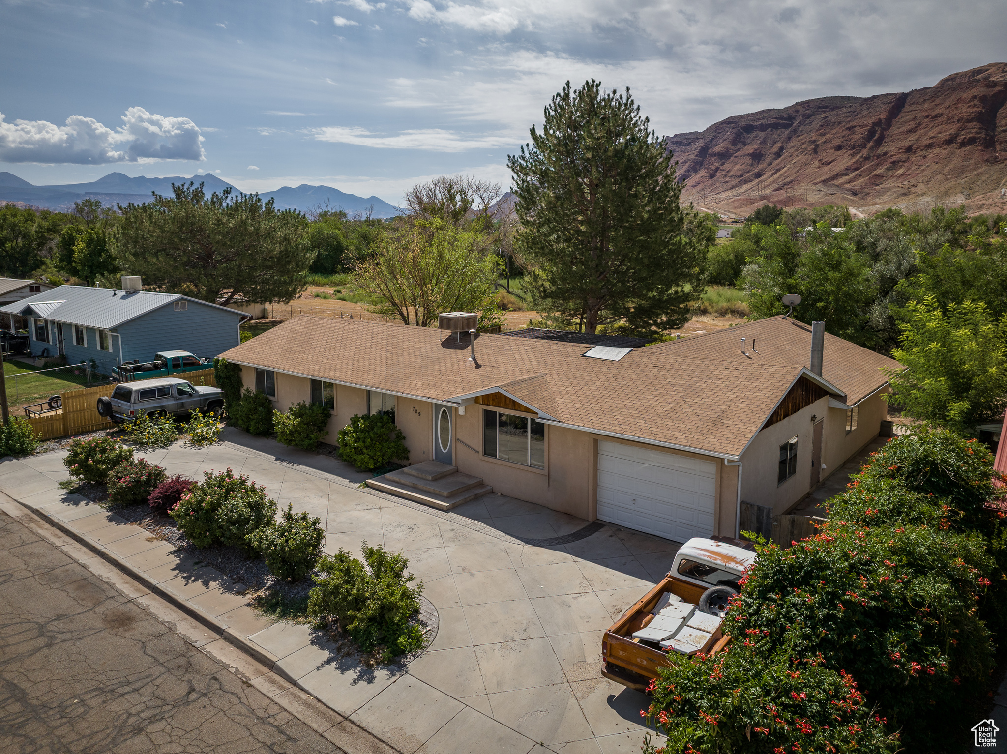 709 W BARTLETT CIR