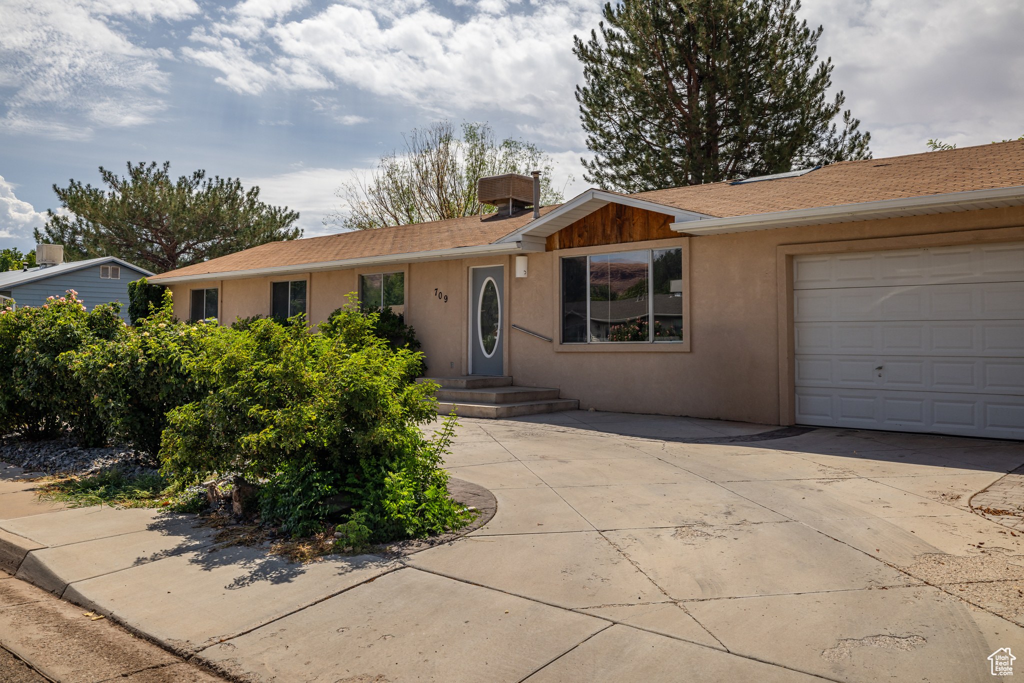 709 W BARTLETT CIR