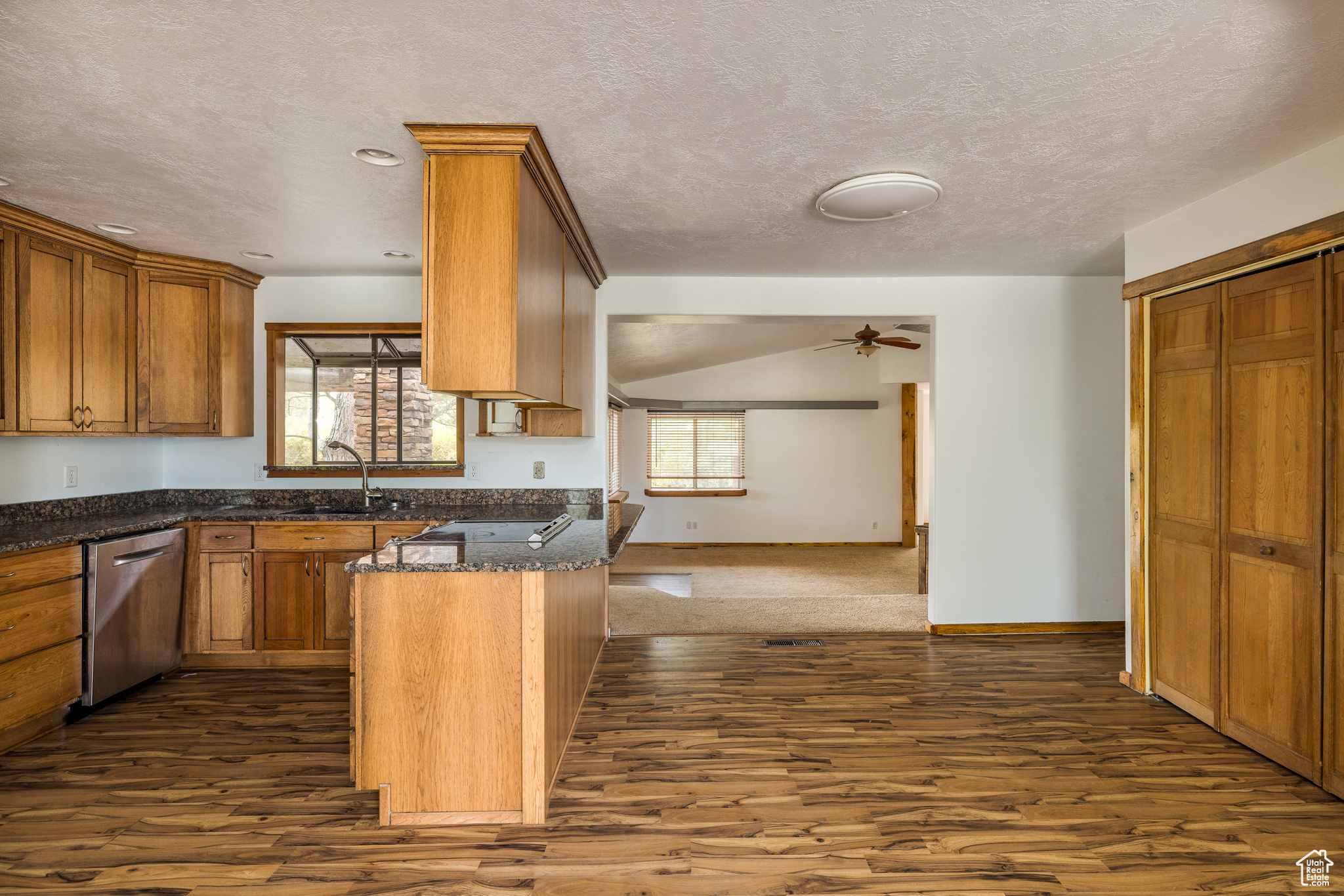 709 W BARTLETT CIR