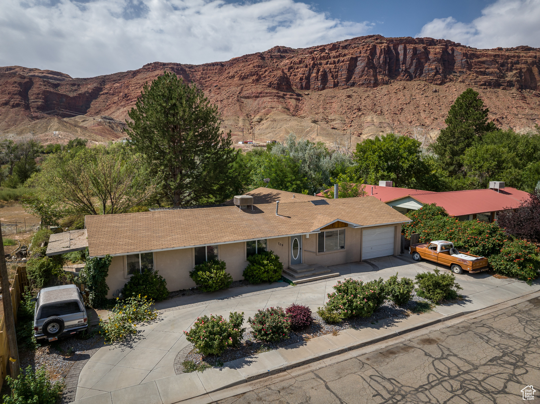 709 W BARTLETT CIR