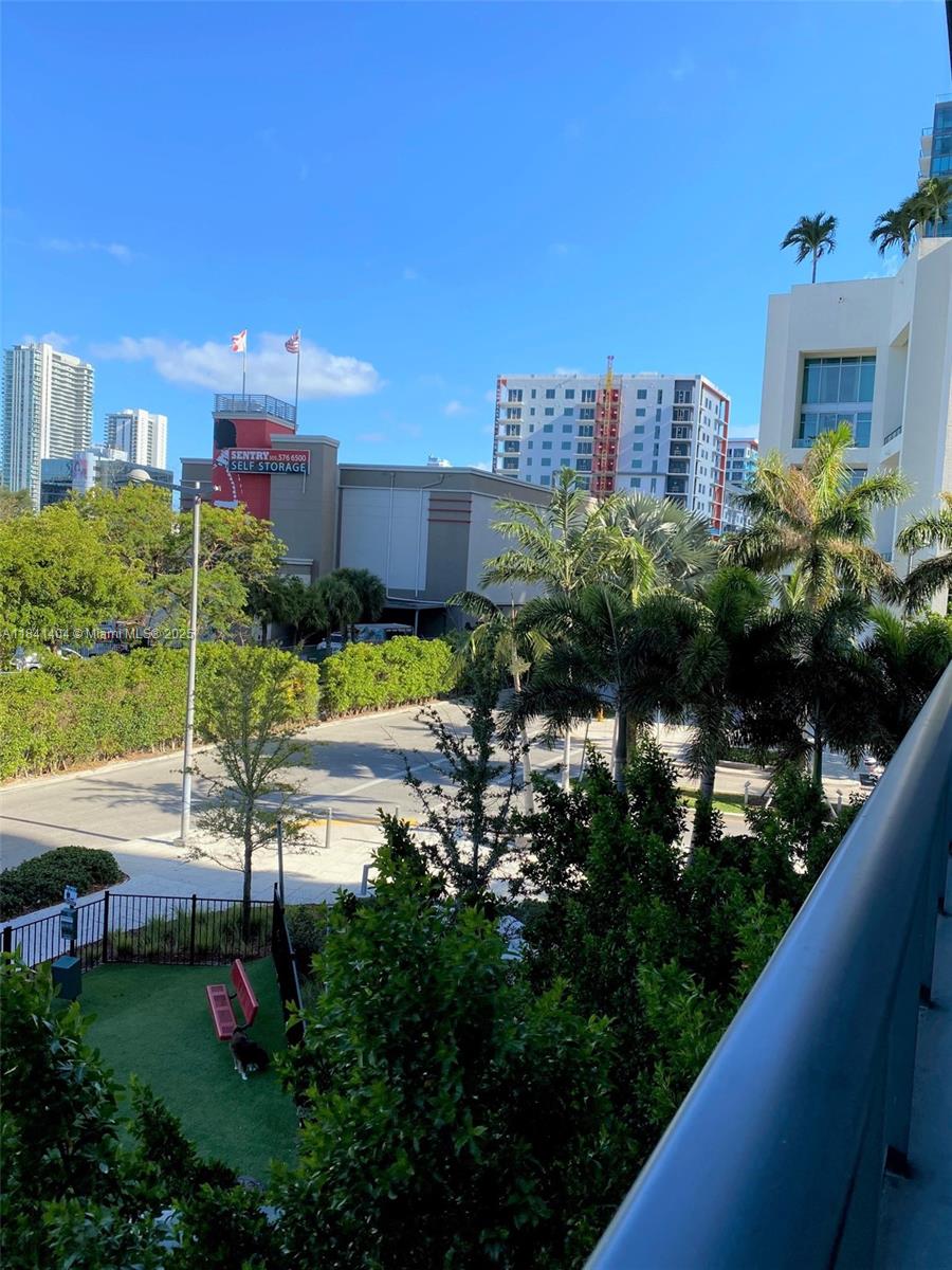 121 NE 34th St # L205