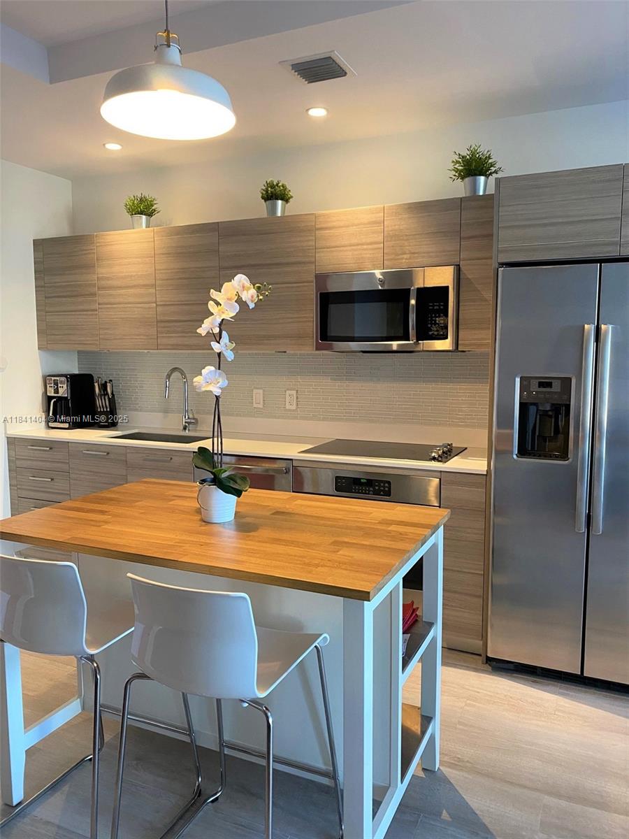 121 NE 34th St # L205