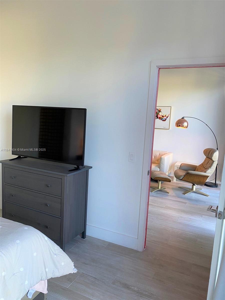 121 NE 34th St # L205