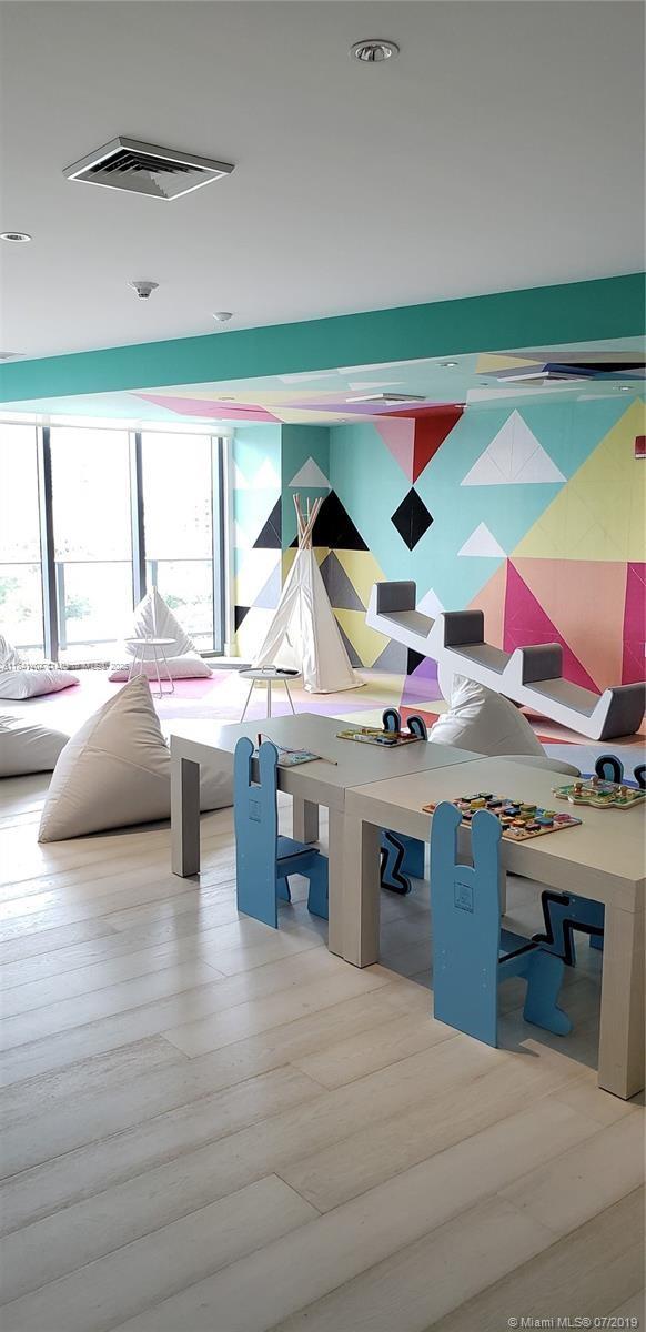 121 NE 34th St # L205