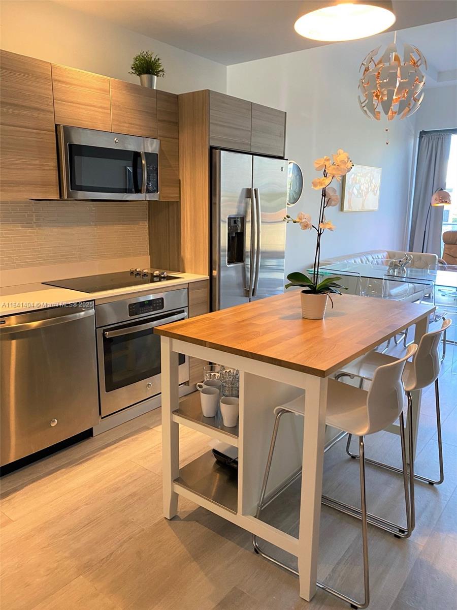 121 NE 34th St # L205