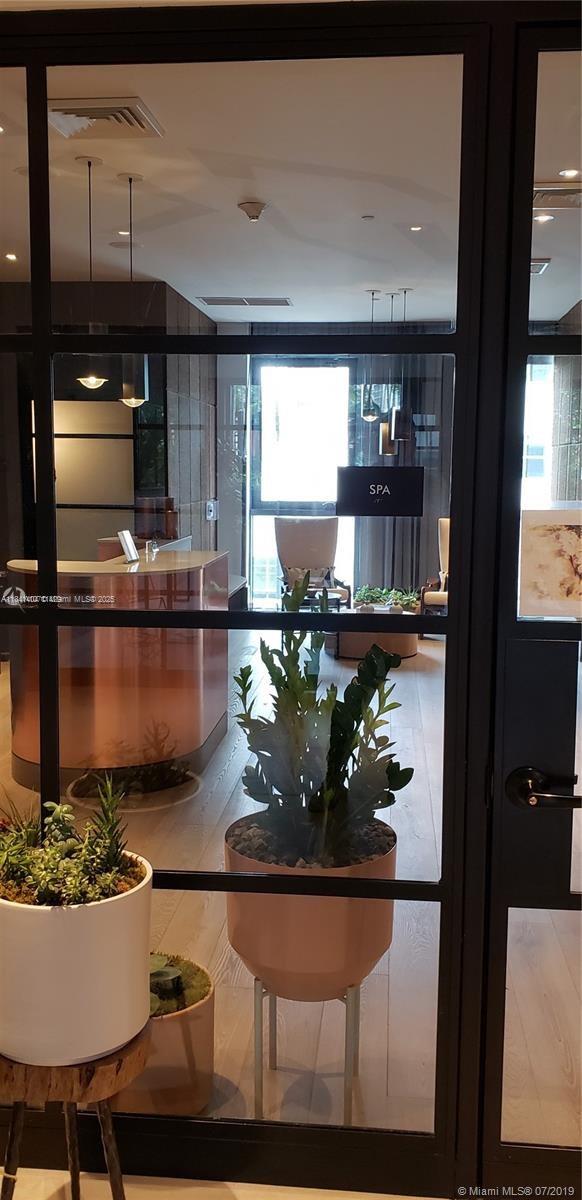 121 NE 34th St # L205