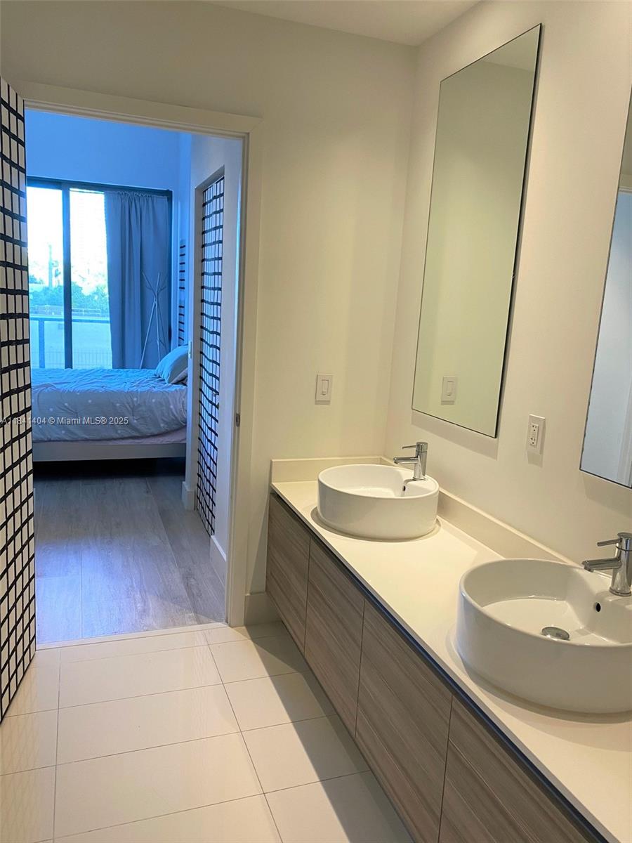 121 NE 34th St # L205