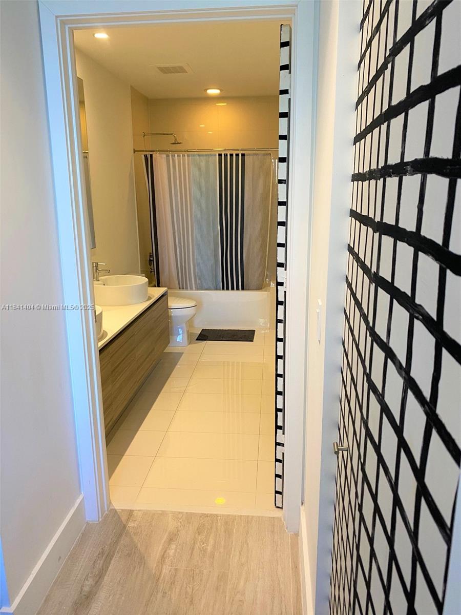 121 NE 34th St # L205