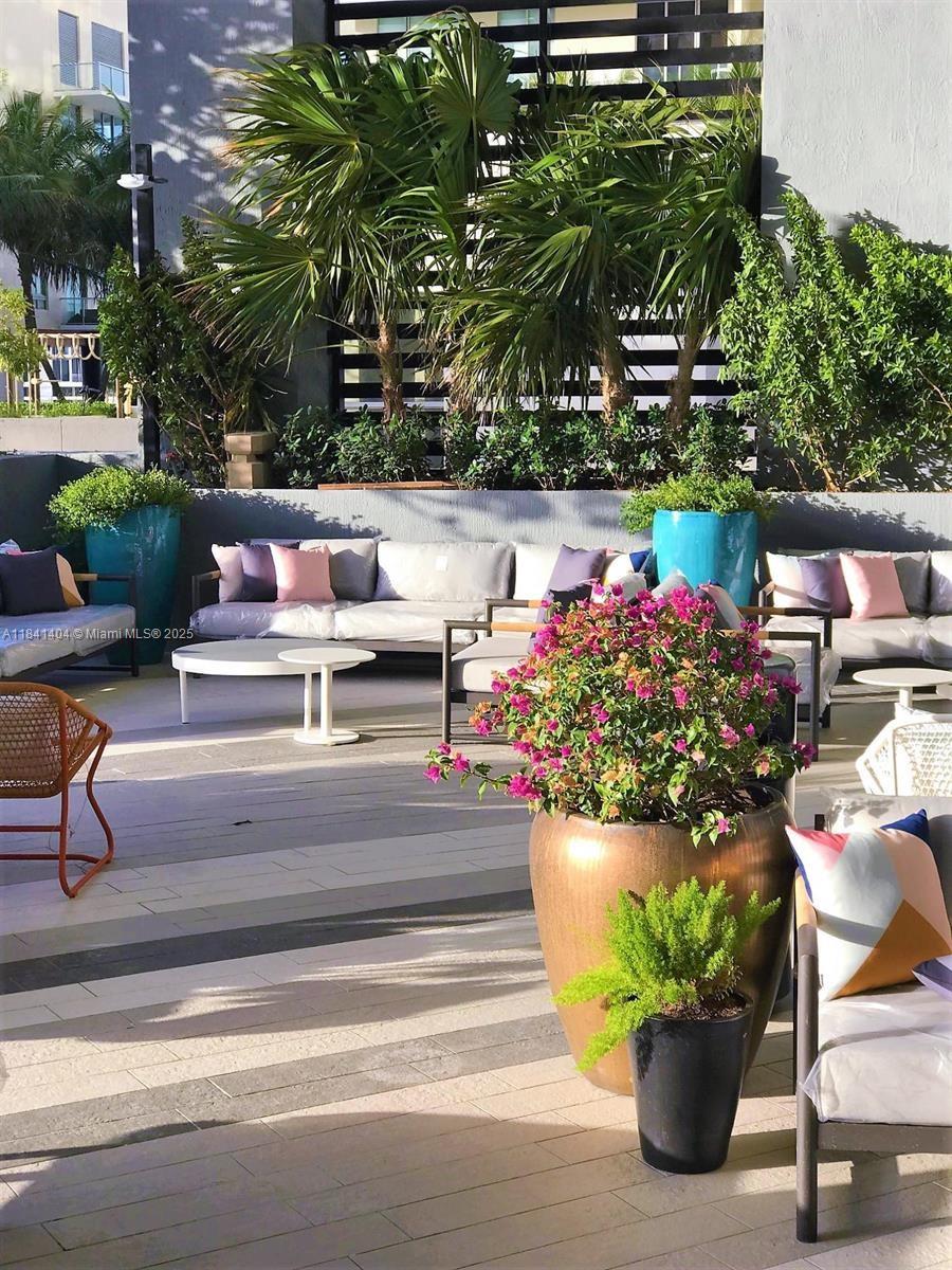 121 NE 34th St # L205