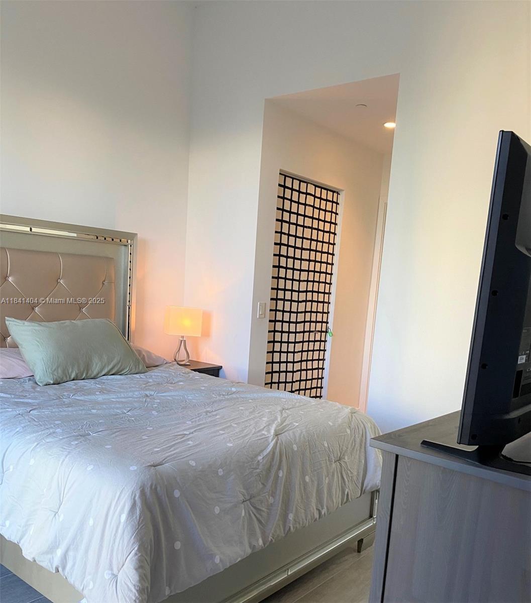 121 NE 34th St # L205