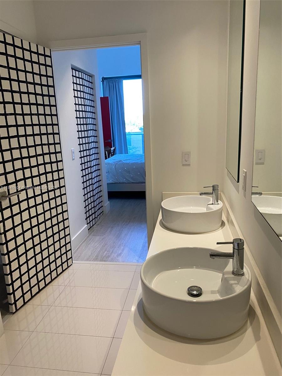 121 NE 34th St # L205