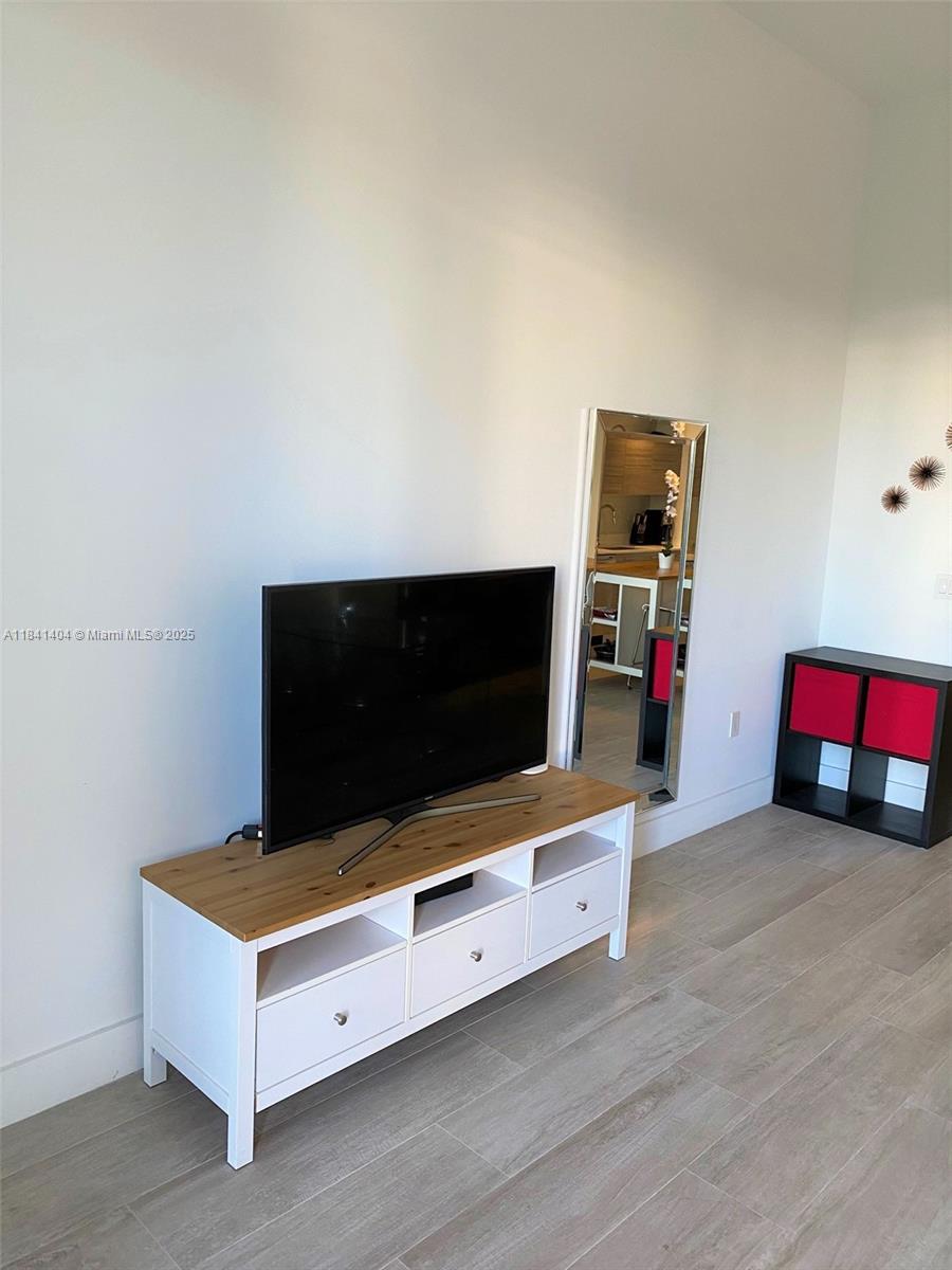 121 NE 34th St # L205