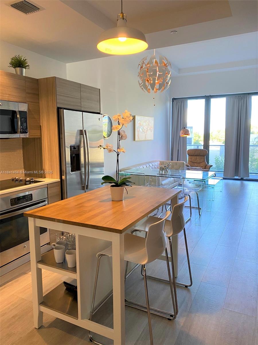 121 NE 34th St # L205