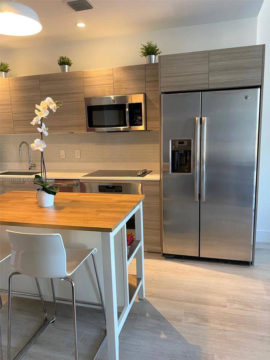 121 NE 34th St # L205