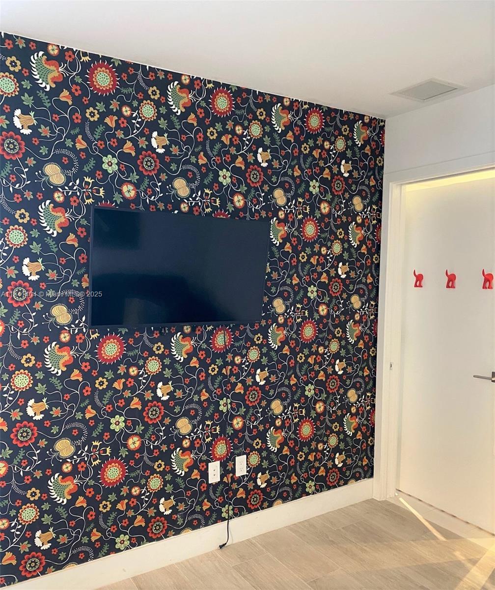 121 NE 34th St # L205