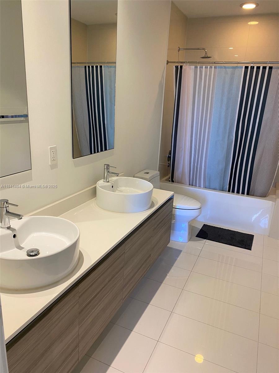 121 NE 34th St # L205