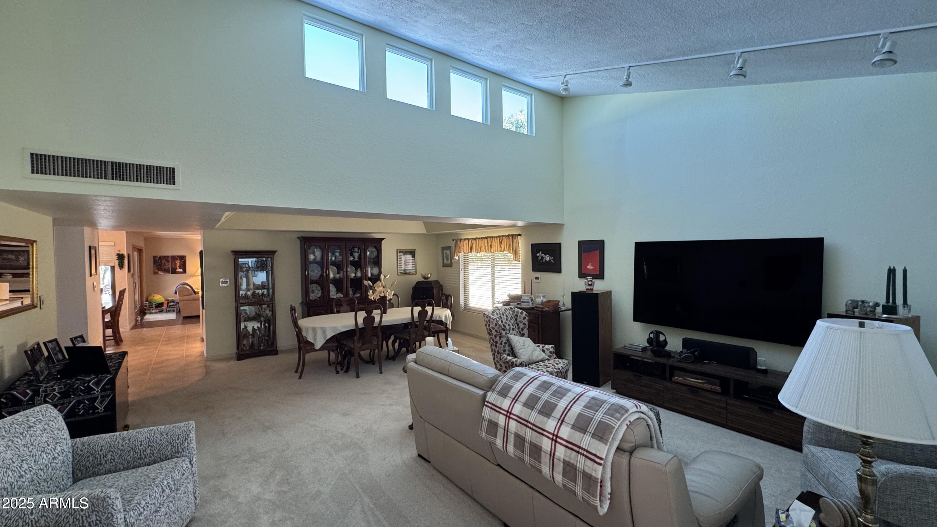 8636 N FARVIEW Drive