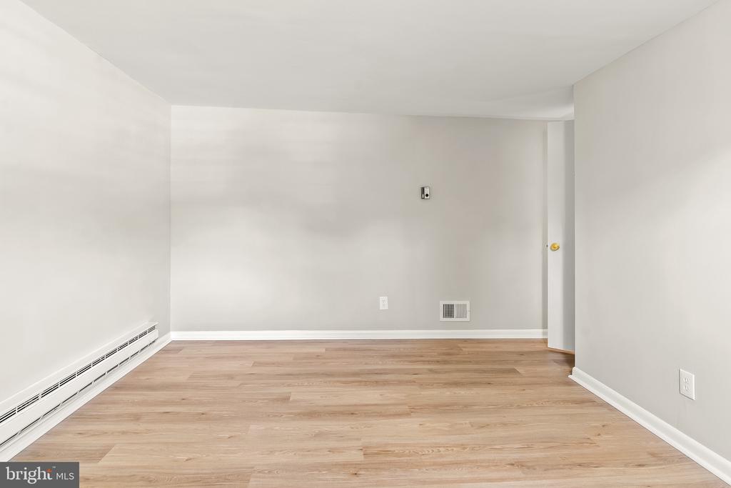 507 WILLIAMSBURG LANE