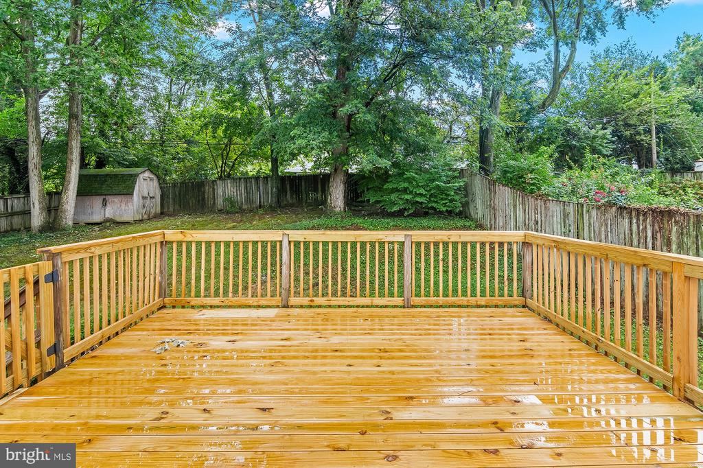 507 WILLIAMSBURG LANE