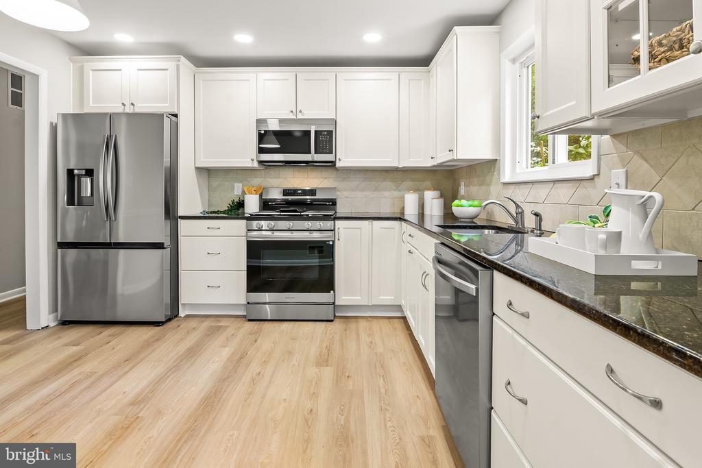 507 WILLIAMSBURG LANE
