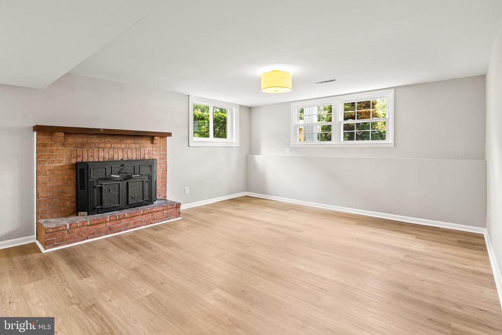 507 WILLIAMSBURG LANE