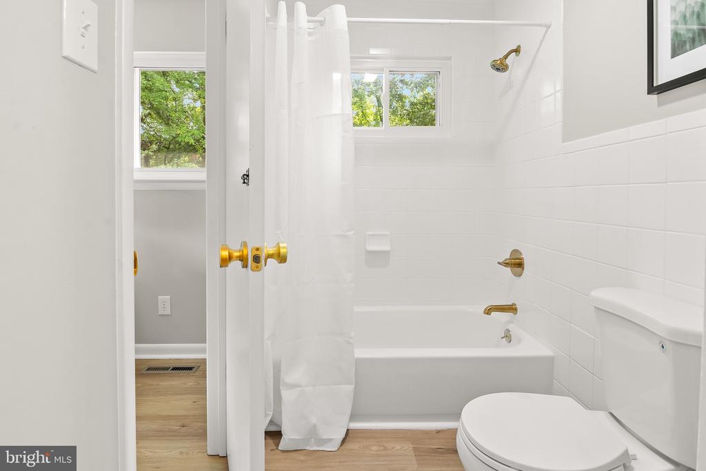 507 WILLIAMSBURG LANE