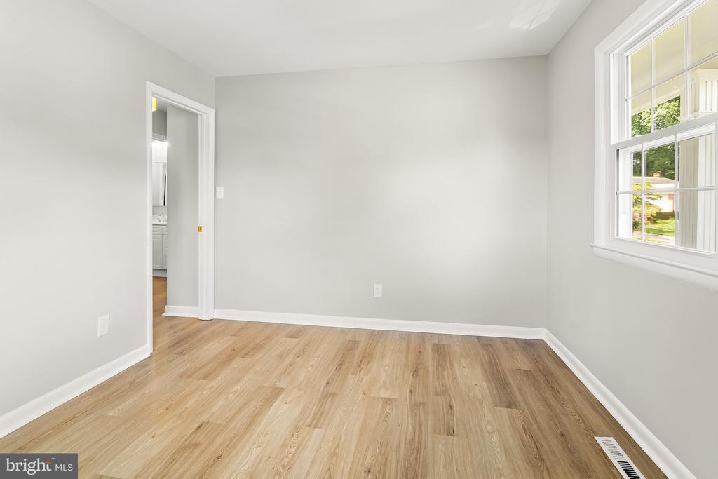 507 WILLIAMSBURG LANE
