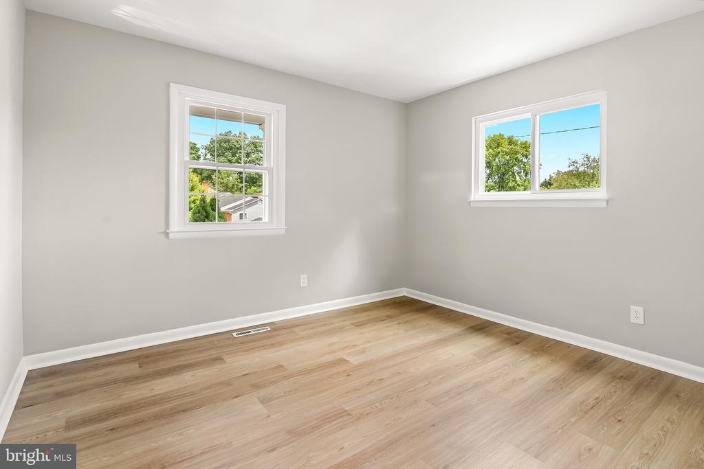 507 WILLIAMSBURG LANE