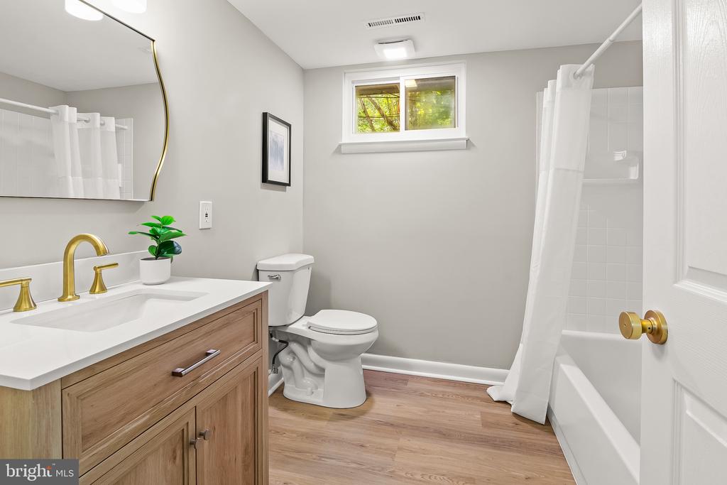 507 WILLIAMSBURG LANE