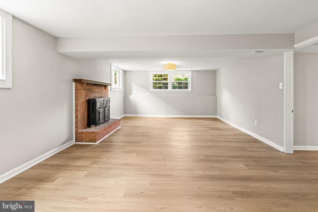 507 WILLIAMSBURG LANE