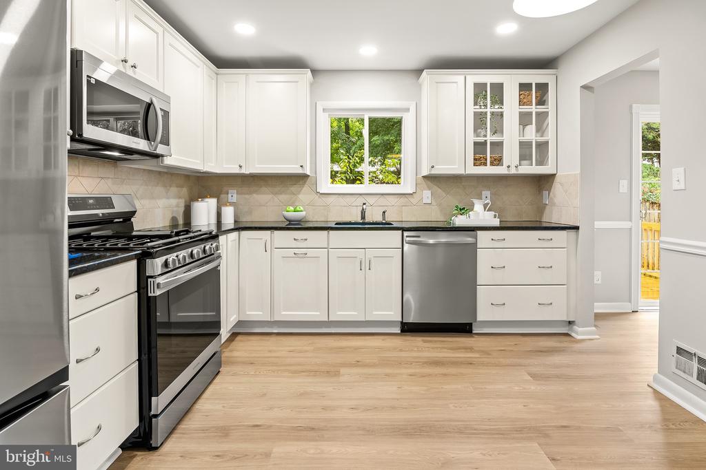 507 WILLIAMSBURG LANE