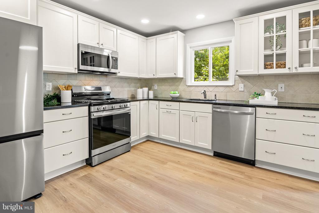 507 WILLIAMSBURG LANE