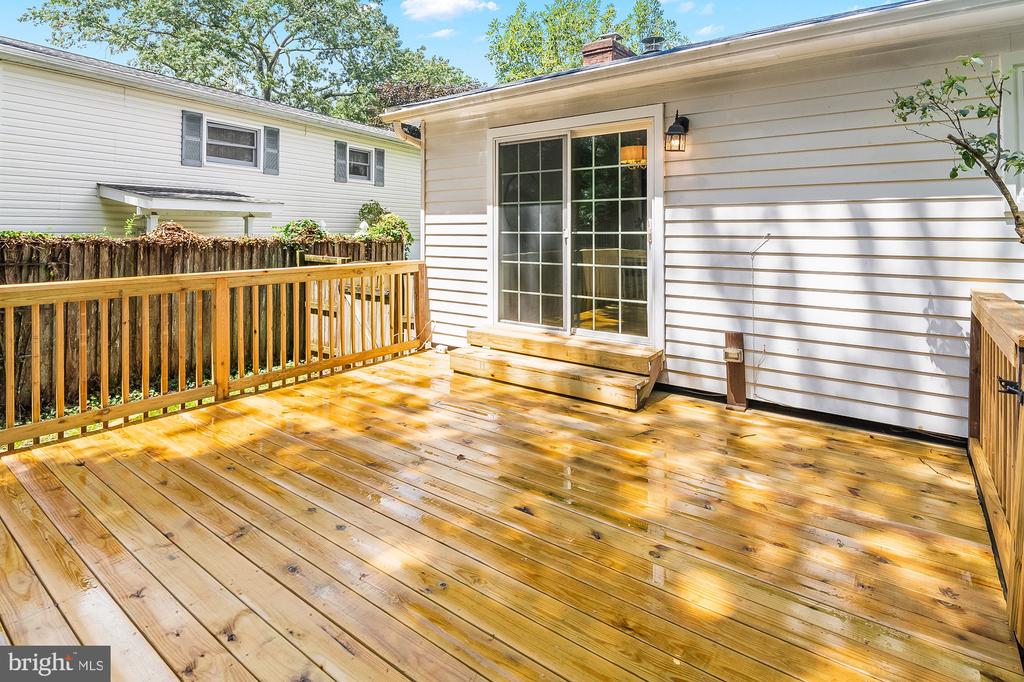 507 WILLIAMSBURG LANE