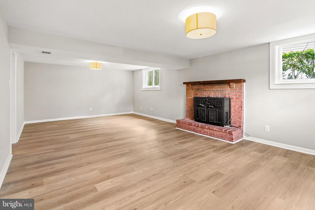 507 WILLIAMSBURG LANE