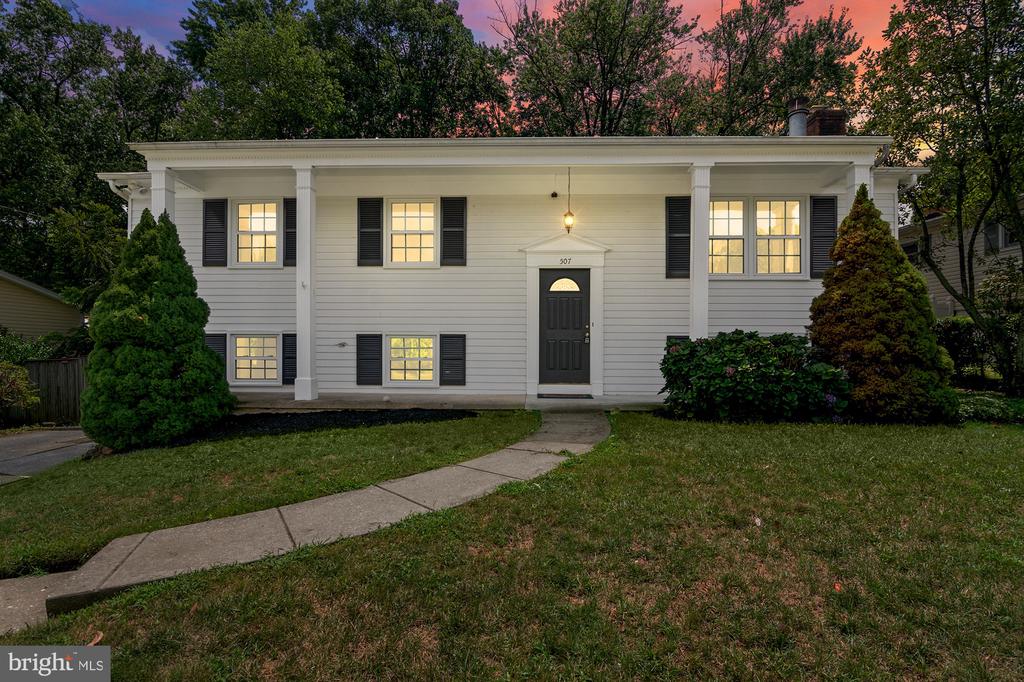 507 WILLIAMSBURG LANE