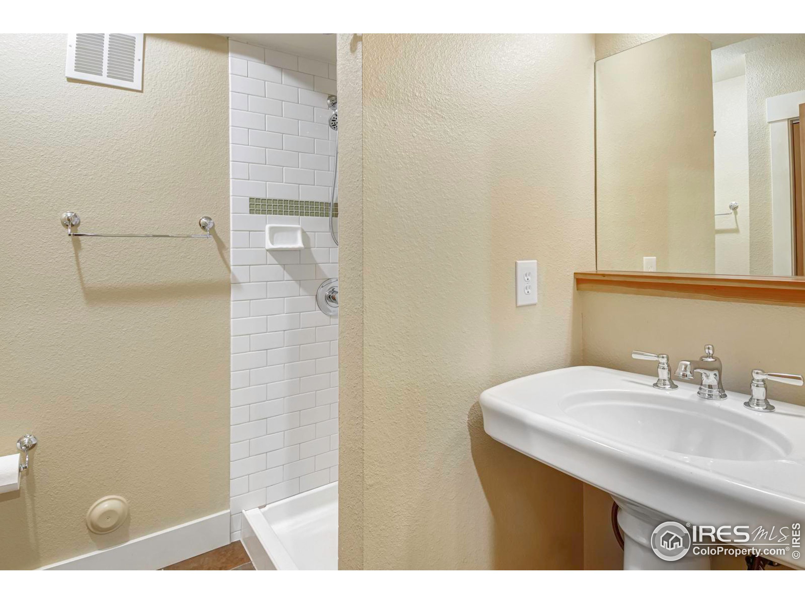 1012 Neon Forest Cir