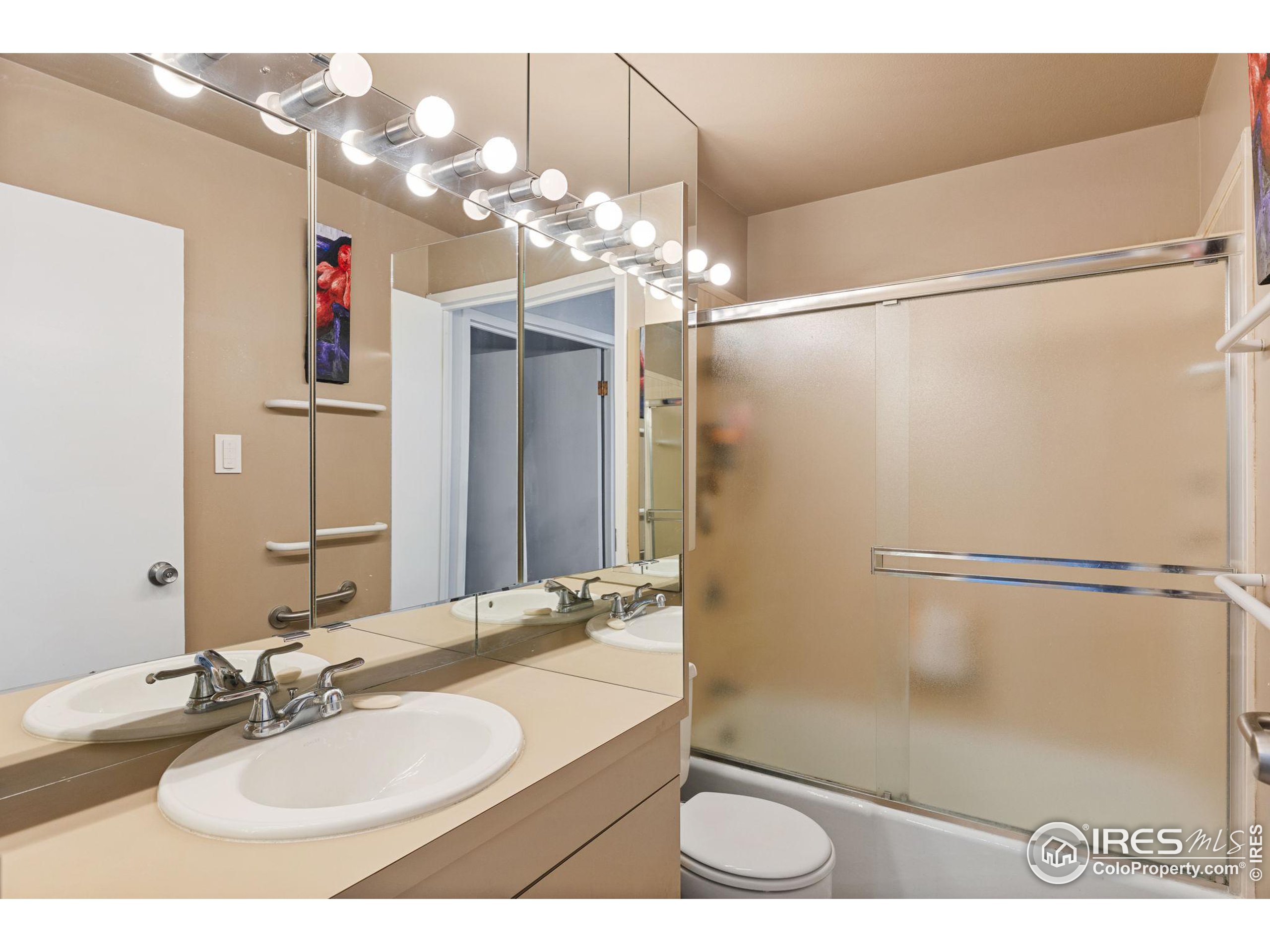 480 S Marion Pkwy 805