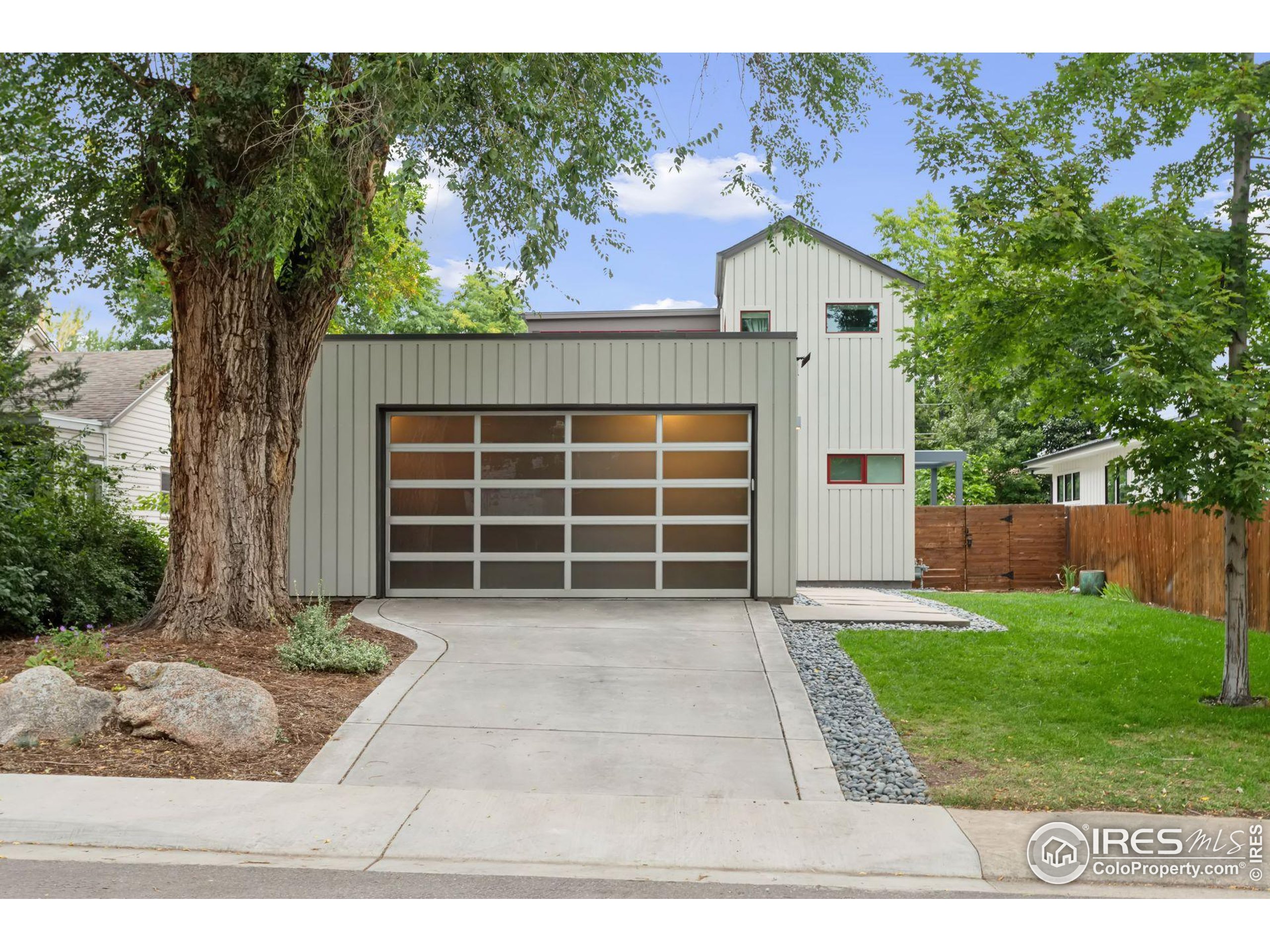 711 Hawthorn Ave