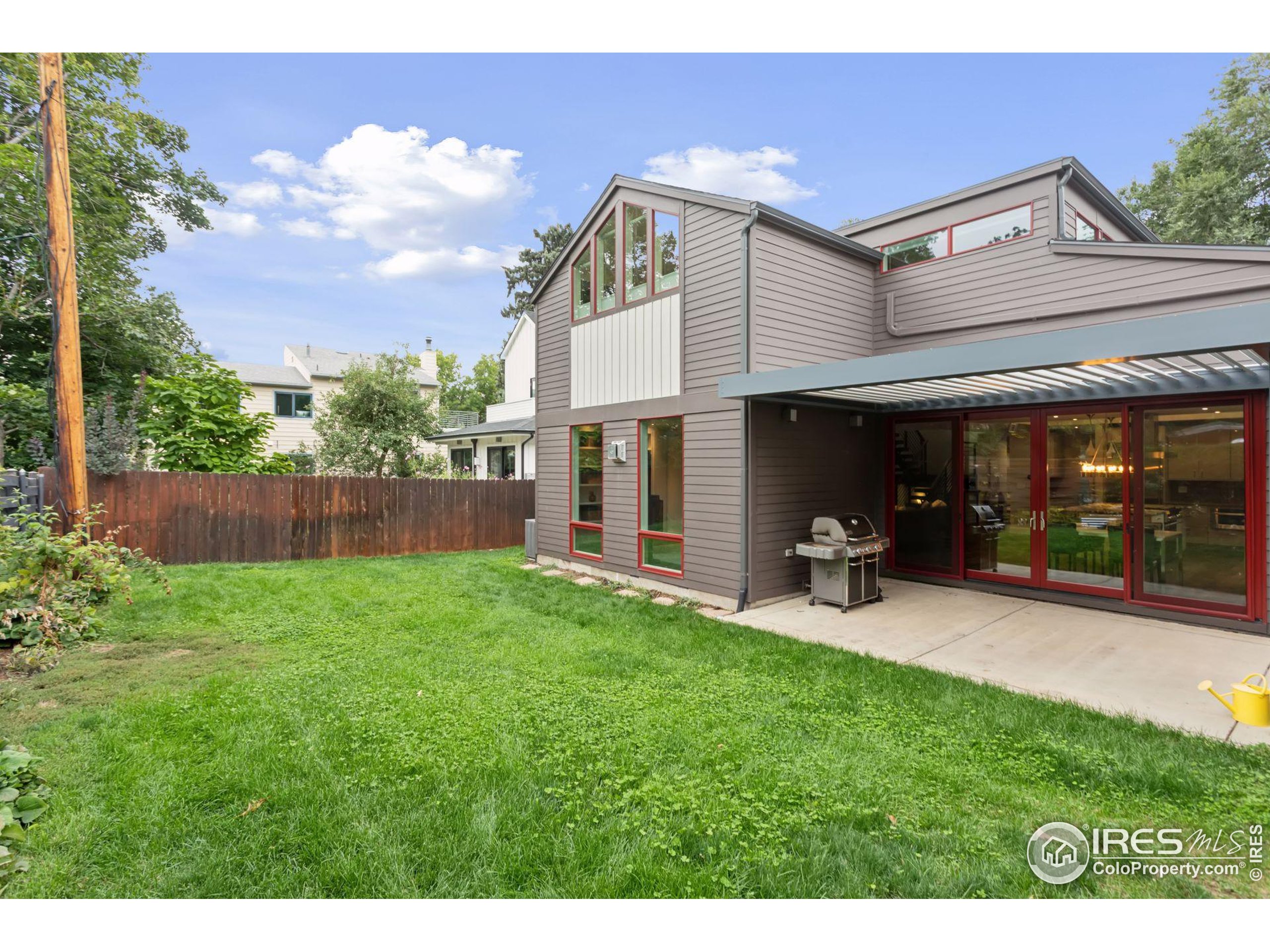 711 Hawthorn Ave