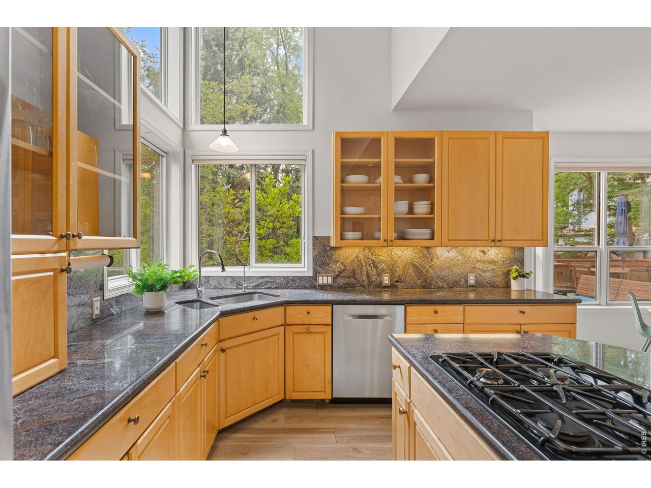 2590 Norwood Ave
