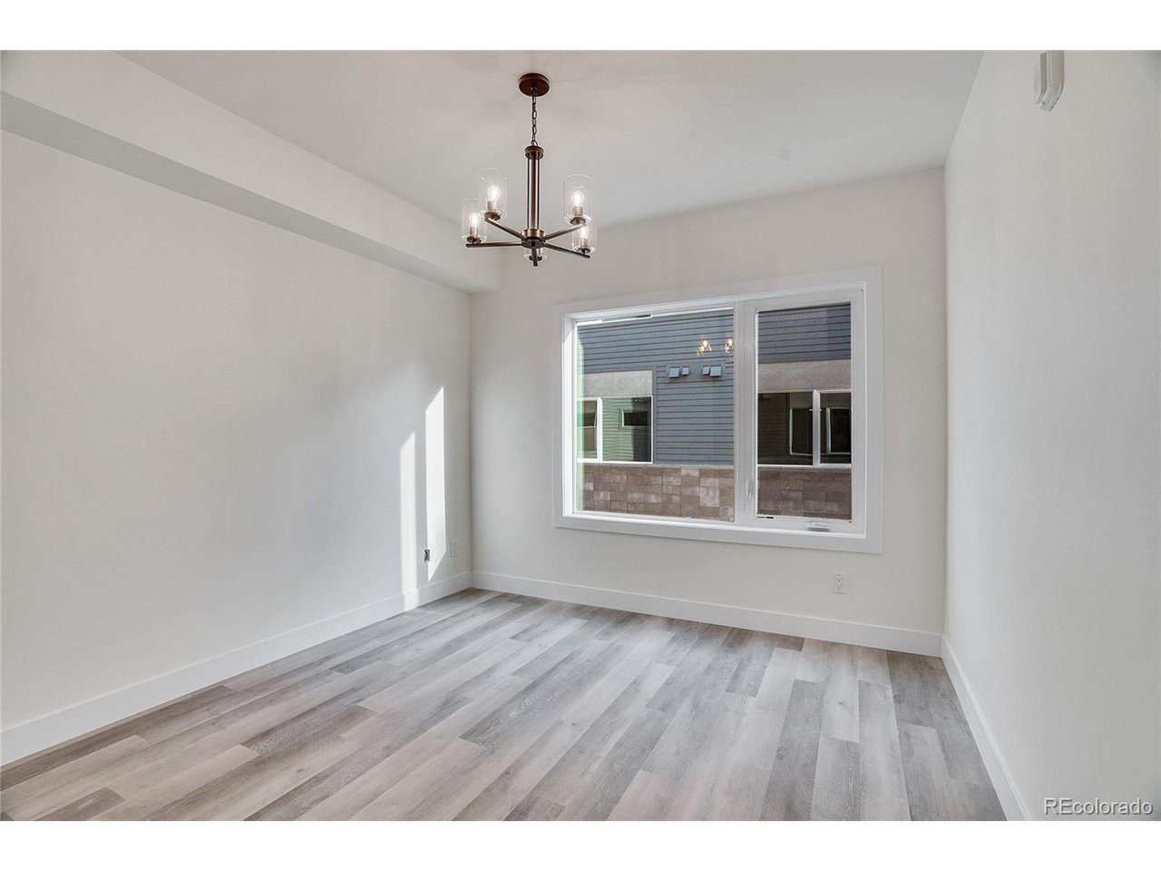 1304 Snowberry 102