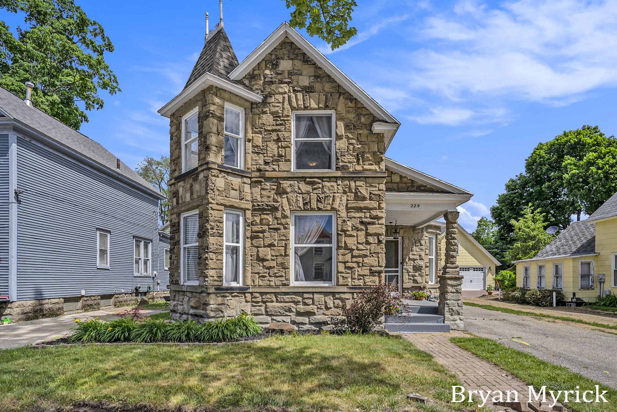 225 W 11th Street